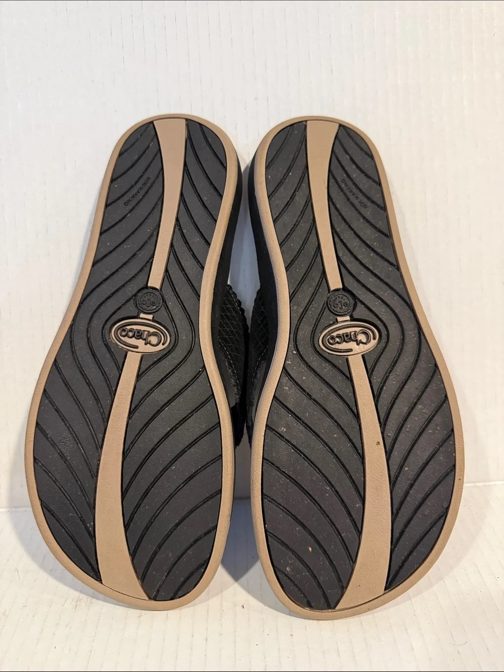 NWT - CHACO WOMEN’S BLACK LEATHER COMFORT FLIP FLOPS SANDALS (sz 9)